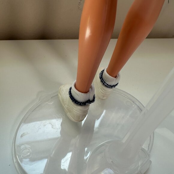 University Barbie Georgetown University Cheerleader Doll 1996 Mattel 17749 - Picture 10 of 13